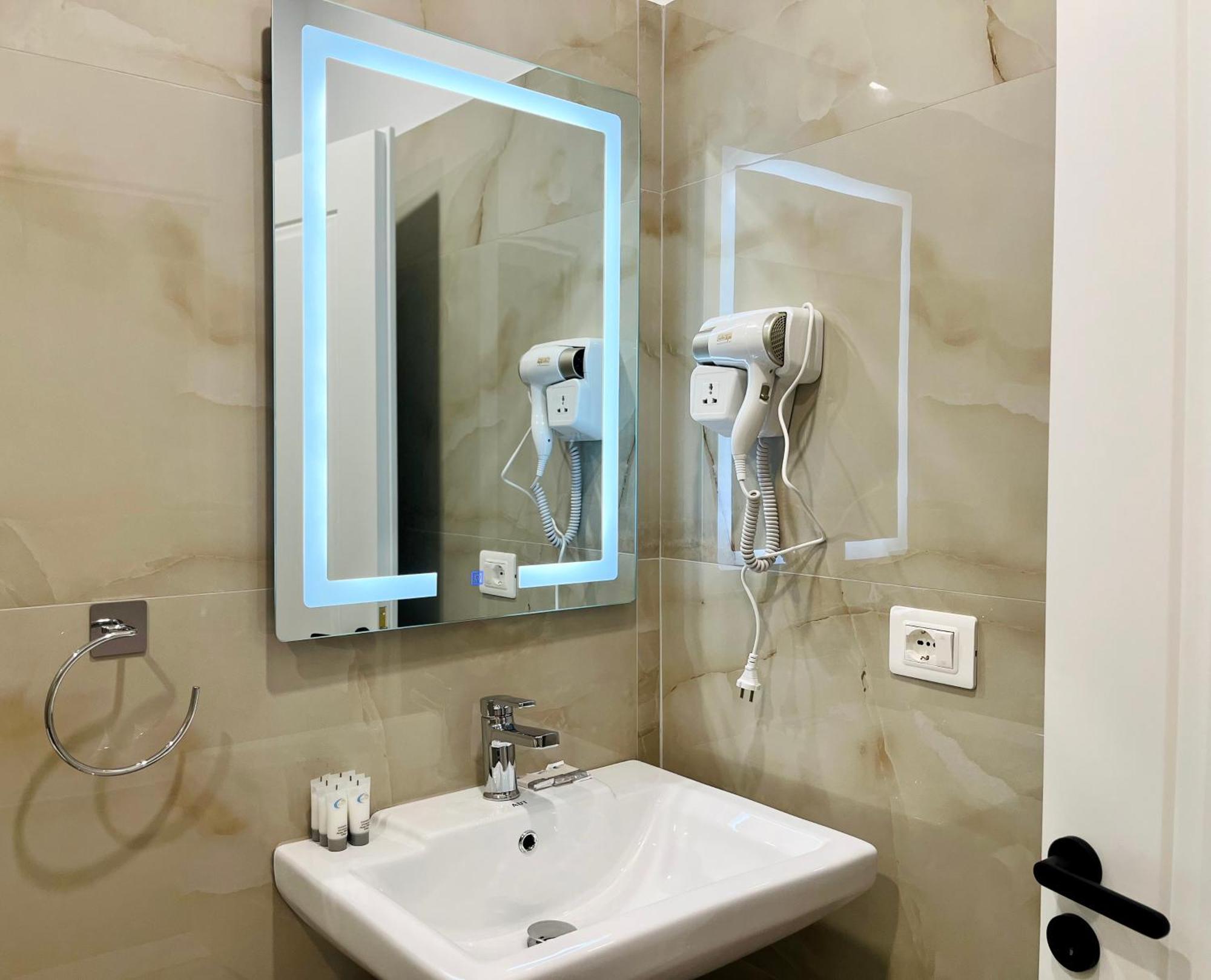 Mili Hotel 培拉特 外观 照片