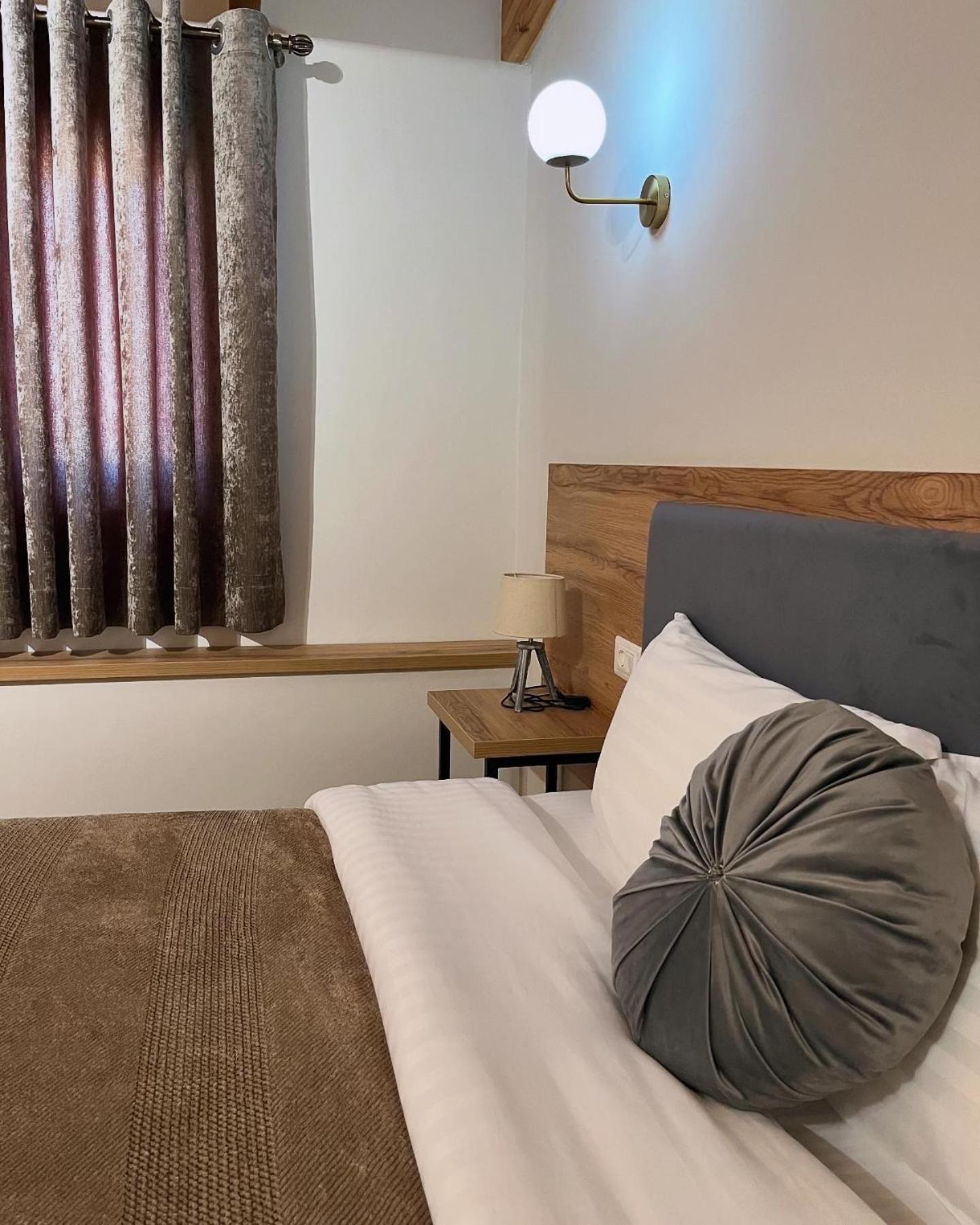 Mili Hotel 培拉特 外观 照片